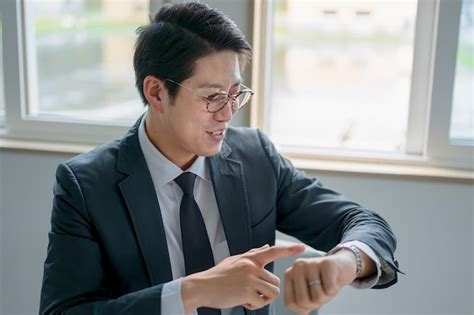 Businessman On Computer 的图像结果