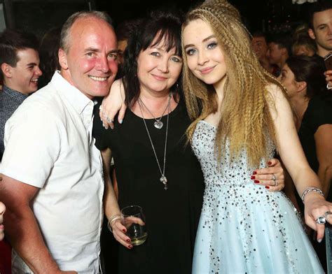 Sabrina Carpenter family in detail: mother, father and sisters - Familytron