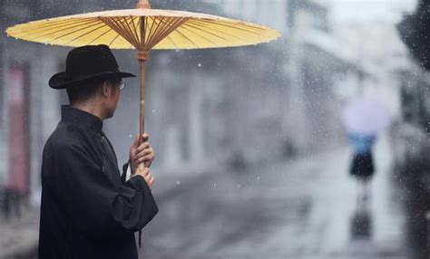 下雨时有必要和没伞的陌生人一起打伞吗？ - 知乎