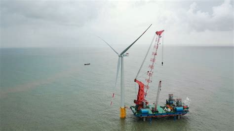 近距离 _ 上百架“大风车”在浩瀚海面依次排开，江苏滨海港将建成亚洲最大海上风电场