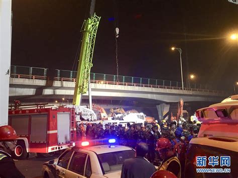 无锡一高架桥桥面发生侧翻事故 三辆小车被压_大众网