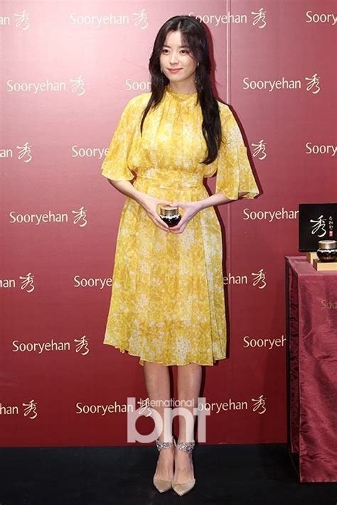 演员韩孝周出席某品牌年末慈善义卖会 长裙优雅笑容迷人-新闻资讯-高贝娱乐