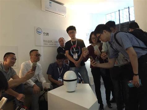 AI+機器人「公子小白S」亮相中國智慧家庭博覽會 - 每日頭條