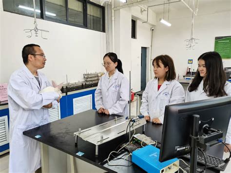 科学家们在做化学实验—高清视频下载、购买_视觉中国视频素材中心