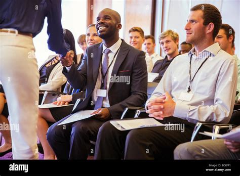 Business People Shaking Hands 的图像结果