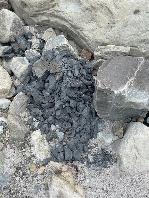 Grey rock that fractures easily. : r/whatsthisrock