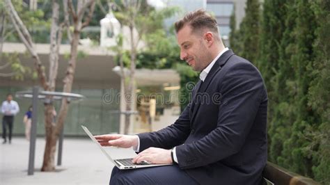 Business People On Right Side of Picture On Computer 的图像结果