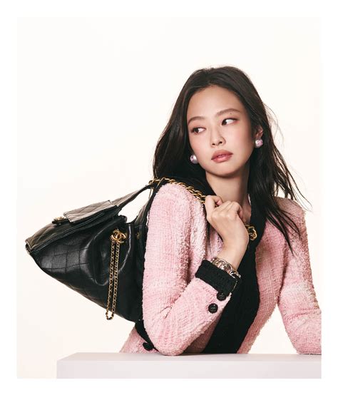 Oto nowa it-bag 2025 roku. CHANEL 25 już podbiła serca Duy Lipy i Jennie | Elle.pl - who designed chanel 25 bag
