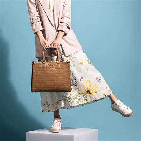 How Handbags Have Become Status Symbols in Today’s Society – IMARSFASHION