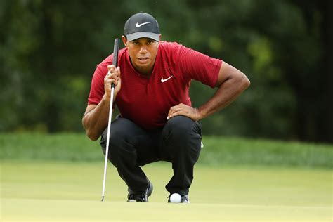 Tiger Woods Putting Wallpaper