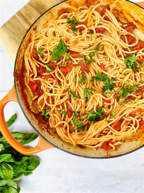 Homemade Spicy Spaghetti Sauce Recipe - Super Easy Recipe - Daisies & Pie