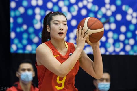 当时中国女篮为了保护发烧后的李梦 决定不让她参加比赛-直播吧