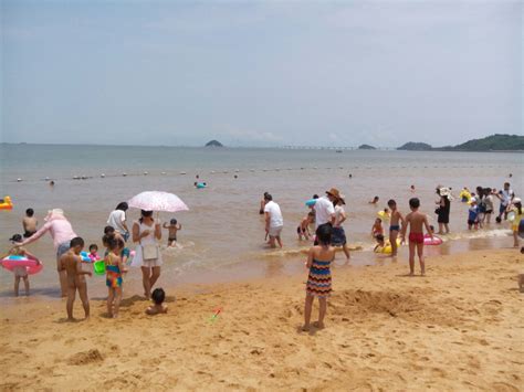 【携程攻略】广东海滨泳场景点,看沙滩上还有车轮的印儿，像是施工过？人不算太多，所以不会出现热门…