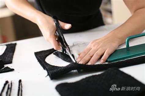 缝纫师将手绘稿中标注的剪裁与设计细节一一实现|外套|香奈儿|经典_新浪女性_新浪网
