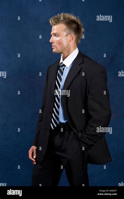 Well-Dressed Man Suit 的图像结果