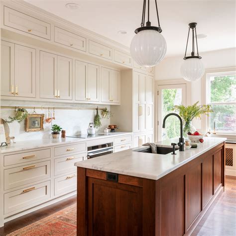 Cabinets With Crown Molding