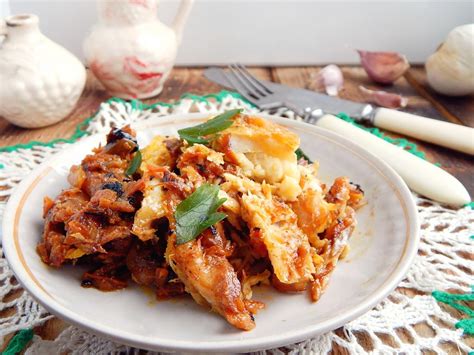 Минтай тушеный на сковороде с луком и томатной пастой рецепт с фото ...