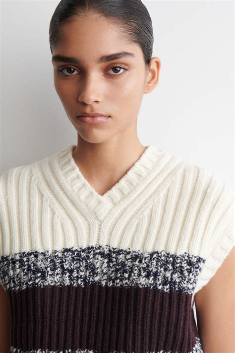 TEXTURED MERINO WOOL V-NECK VEST - CREAM / BURGUNDY - Ladies | H&M GB