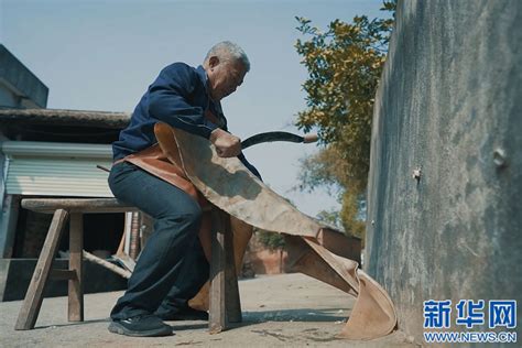 玉林这个民间匠人，手工制作牛皮大鼓，鼓声悠扬、浩气长存……产品远销东南亚~ - 每日头条