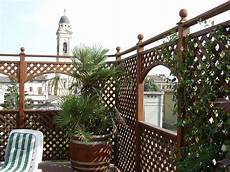 coprire una terrazza arredo su terrazzo composto da pannelli grigliati e coprire una terrazza arredo su terrazzo composto da pannelli grigliati e