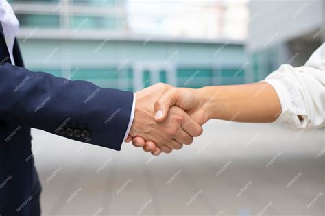 Business People Shaking Hands 的图像结果