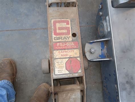 GRAY FLOOR JACK, 6000# CAPACITY