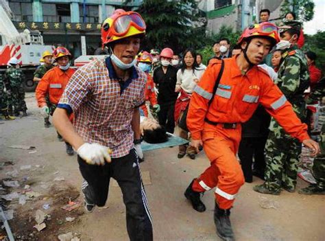 图文：救援人员将获救学生送往救护车_新闻中心_新浪网