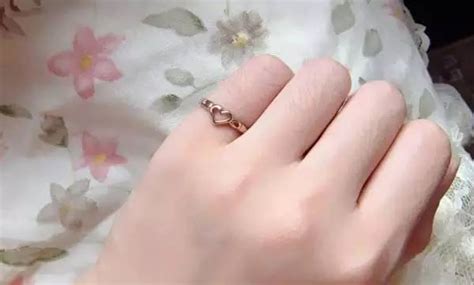左手小拇指戴戒指什么意思 已婚女人怎么戴戒指_婚庆知识_婚庆百科_齐家网