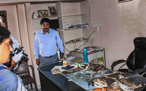 Telangana woman Tahsildar's driver who sustained burn injuries while ...