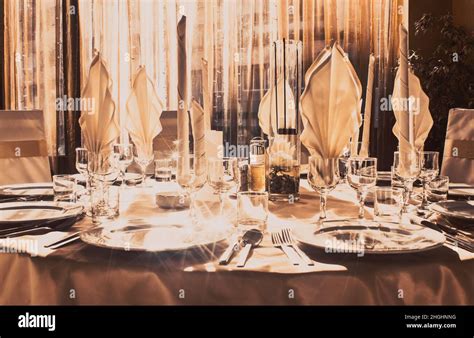 Fancy Restaurant Table Front View 的图像结果