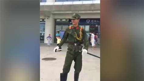 曝2男子穿日本军装 在南京抗日先烈英灵前拍照_手机新浪网