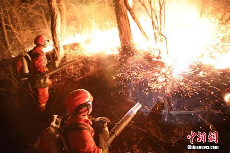 森林消防员在处置山火时风向突变，队员紧急撤离-直播吧