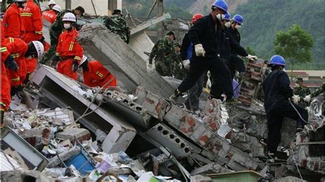 汶川地震十周年 回顾那些托举起生命的瞬间-中青在线