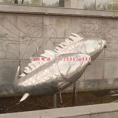 不锈钢穿墙的鱼雕塑-宏通雕塑