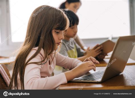 Child Using Computer 的图像结果