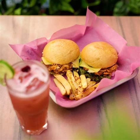 90's Kids, We Found An Eatery That's Serving Cheetos Chicken Burger | LBB
