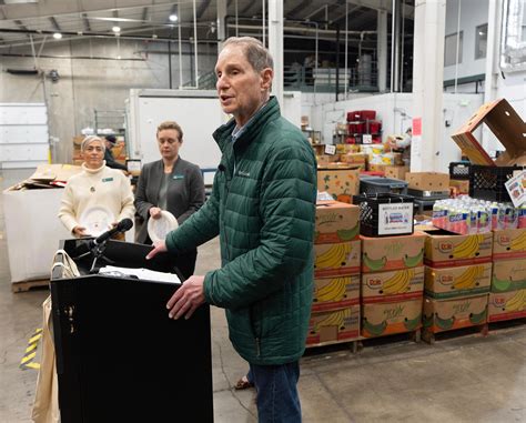 Sen. Wyden, local leaders denounce rumored ICE detention center in Newport