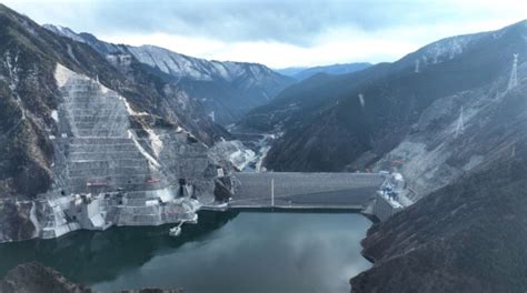 雅砻江两河口水电站大坝全线填筑到顶