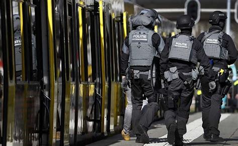 नीदरलैंड में कॉम्बेट गियर में आए हथियारबंद शख्स ने अपार्टमेंट और ...