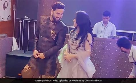 VIRAL VIDEO: जीजा ने साली के साथ किया रोमांटिक डांस तो देखती रह गई ...