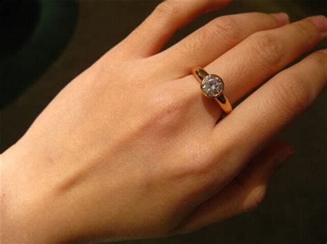 订婚戒指应该戴在哪个手指？_百度知道