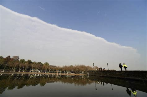 杭州西湖上空惊现“一线天” 网友比喻像“奶盖”