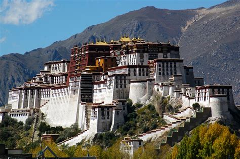 El Palacio de Potala ubicado en la ciudad sagrada de Lhasa, en el Tibet ...