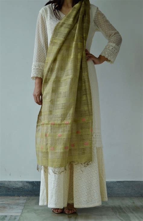 Handwoven green Eri silk scarf – Arras