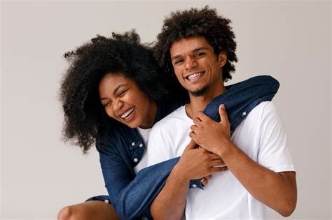Coup moyen couple avec des coiffures afro | Photo Gratuite