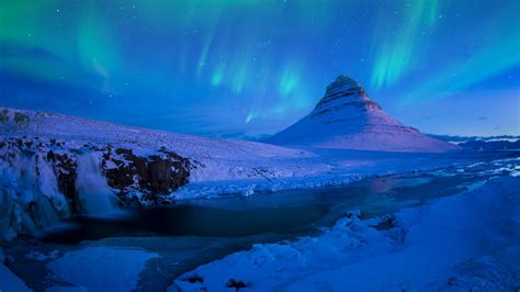 Northern lights (Aurora Borealis) at Mount Kirkjufell, Iceland ...