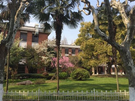 上海复旦大学校园内的雕塑图片_旅游度假_生活方式-图行天下素材网
