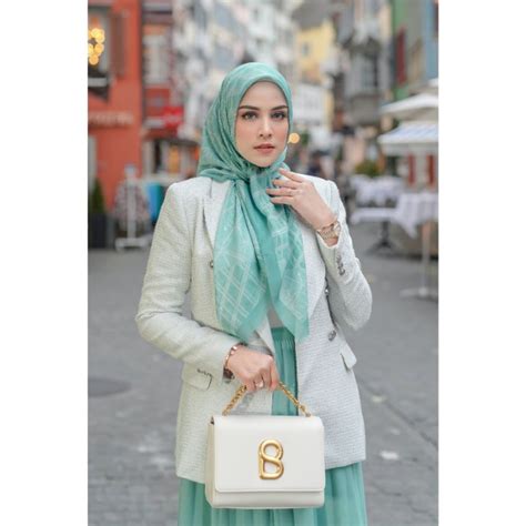 Jual Buttonscarves Louvre Extended Square - Ice Green di Seller ...
