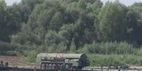 俄进行全球首次重型洲际核导弹发射车漕渡过河验证(含视频)_手机新浪网