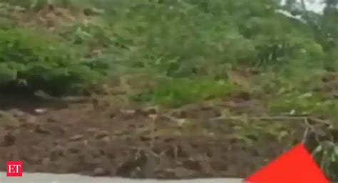 Srinagar-Leh highway: Massive landslide hits Kashmir's Bonibagh, road ...